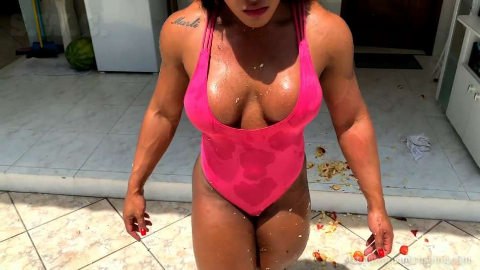 Female Bodybuilder Alessandra Aldez Crushing Apples [Massive Muscle]