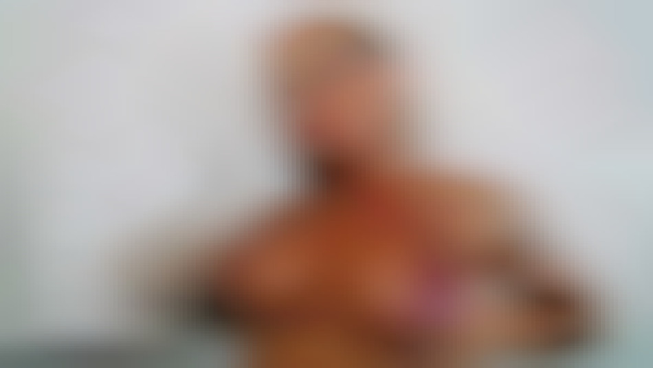 Victoria Lomba wet female muscle