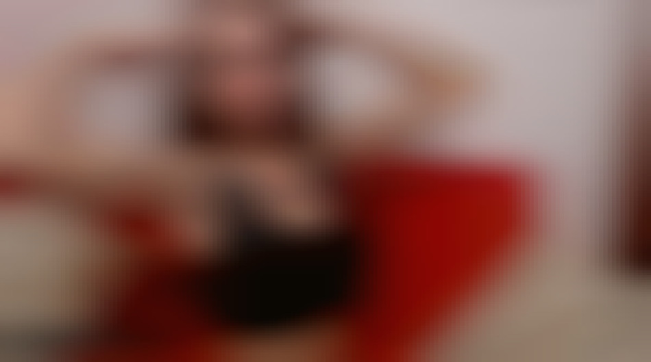 tattooed muscle girl flexing on cam