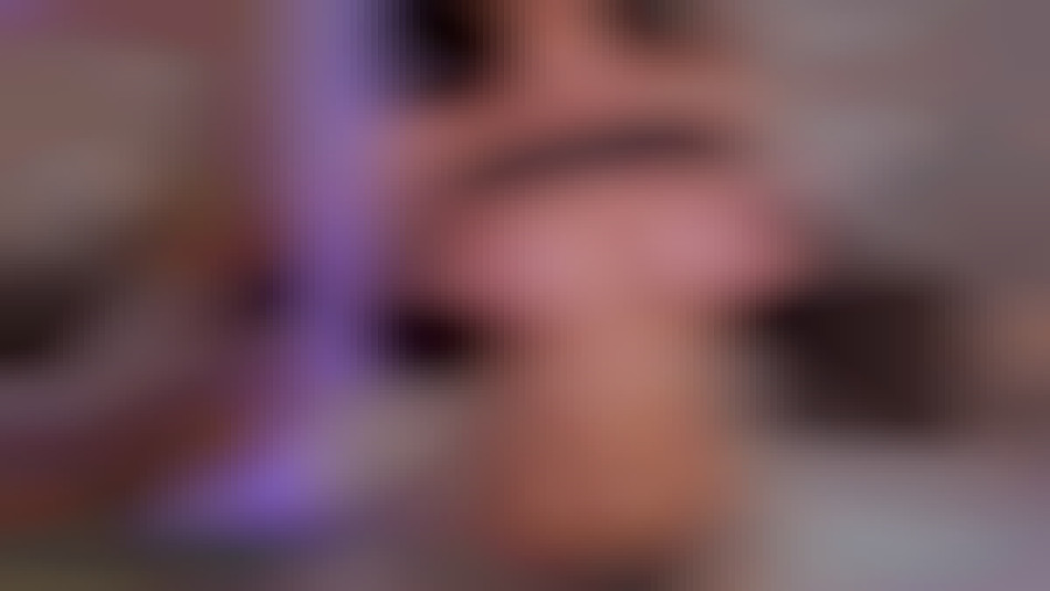 topless camgirl tease with big round tits ana_murphy