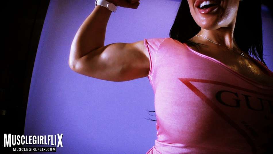 Samantha Kely flexing her bicep.