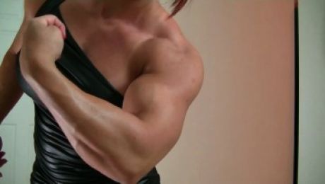 Pumping up Her Massive Biceps Mz Devious [Muscle Fantasy]